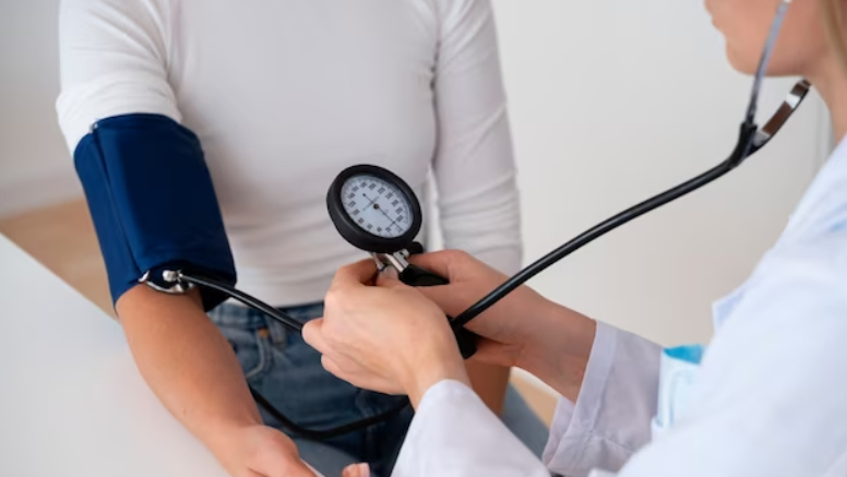 Persona mayor caminando con energía por un camino verde